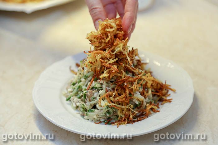 Салат 'Муравейник' с курицей и картофельной соломкой