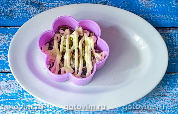 Слоеный салат из курицы с картофелем, жареными шампиньонами и сыром. Рецепт с фото