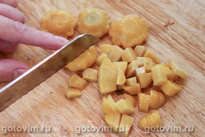 Салат из печени трески с картофелем, маринованным луком и патиссонами