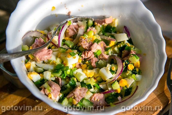 Слоёный салат с печенью трески, яйцами и огурцами: рецепт - Лайфхакер