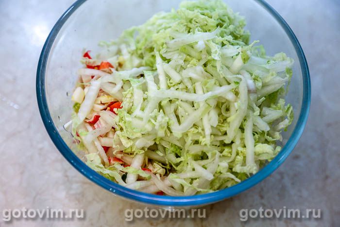 Салат из пекинской капусты, кукурузы и крабовых палочек