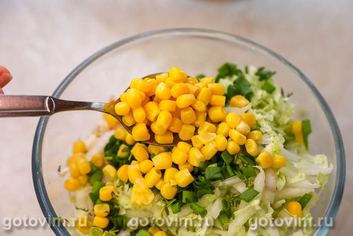 Крабовый салат с капустой, кукурузой и яйцами — Лайфхакер