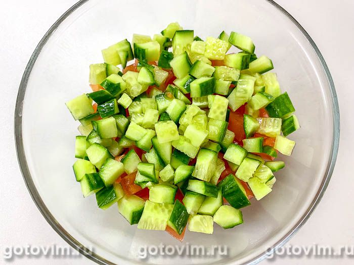 Крабовый салат с помидорами и кукурузой