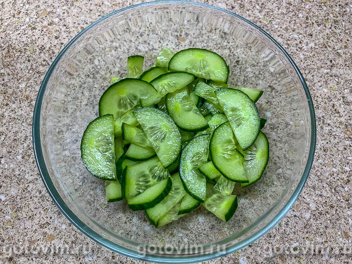 Салат с маринованными шампиньонами и огурцом