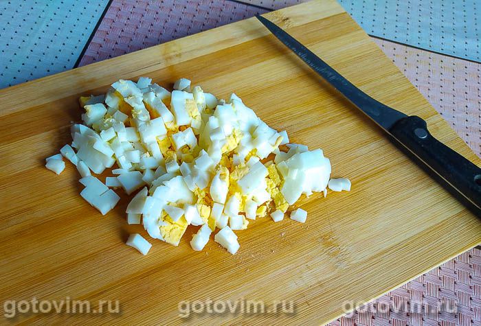 Слоеный салат с семгой, яйцами и картофелем под майонезом