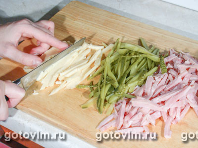 Салат с колбасой, горошком и свежим огурцом
