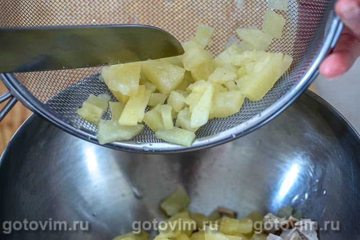 1. Салат с копченой курицей, маринованными шампиньонами и ананасом
