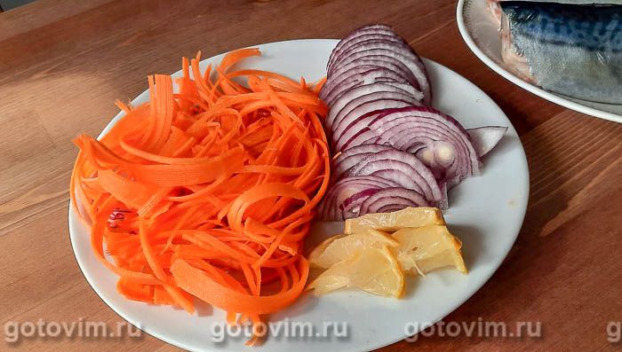 Скумбрия с морковью и луком в духовке