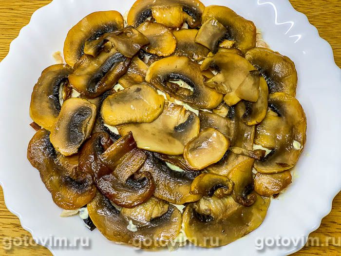 Готовим салат с черносливом и грибами
