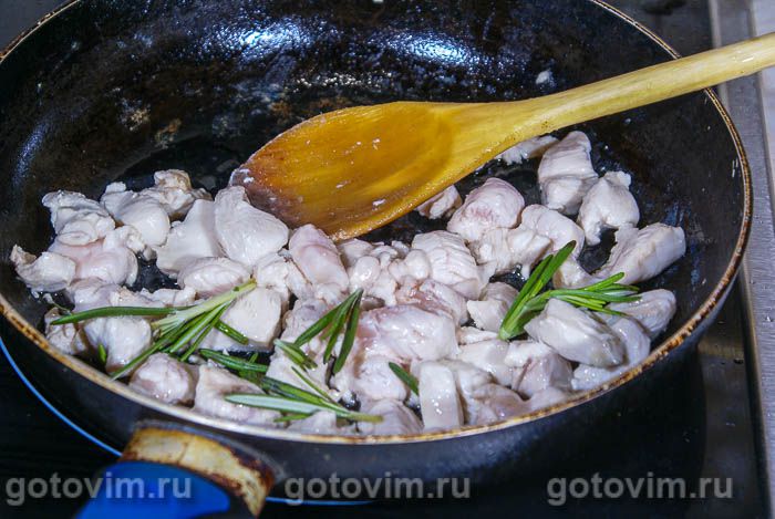 Булочки из слоенного теста с начинкой из курицы с сыром