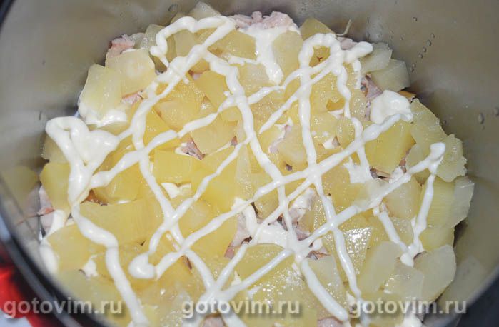 Салат с копчёной курицей, ананасом и орехами