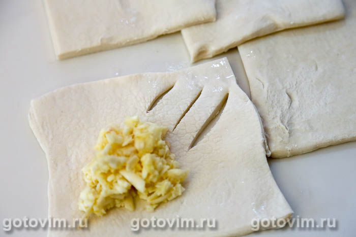 Как приготовить Слоеный пирог с адыгейским сыром и зеленью просто рецепт пошаговый