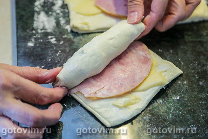 Слойки с ветчиной и сыром из слоеного теста: быстрый рецепт | Меню недели