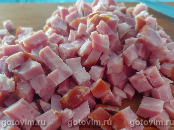 Солянка со свининой, колбасой и маслинами