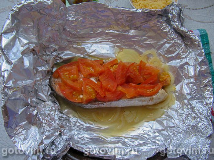 Рыба, запечённая в духовке с сыром и помидорами - Лайфхакер
