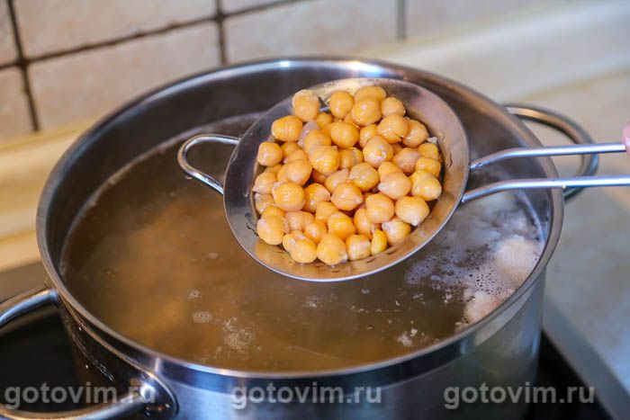 Суп из свинины с нутом и рукколой