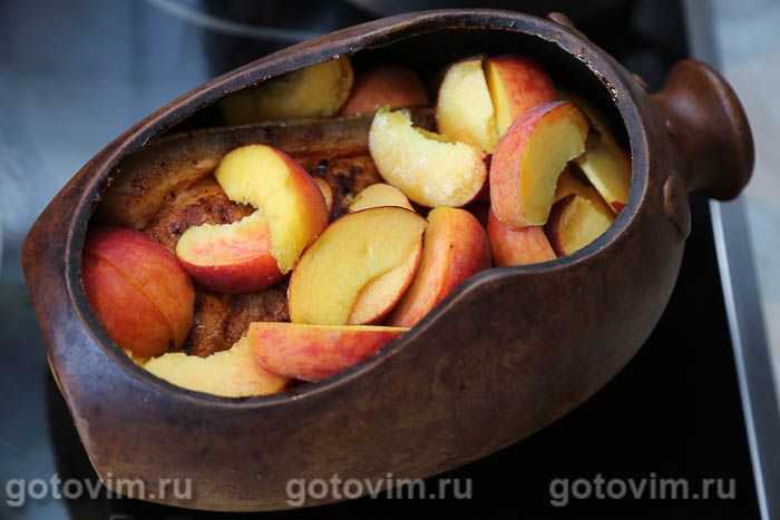 Свинина в духовке, запеченная с персиками в остром соусе