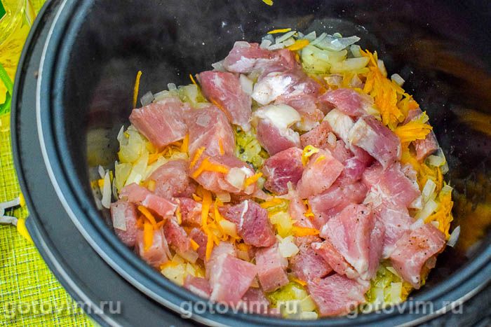 Мясо с овощами и грибами в мультиварке