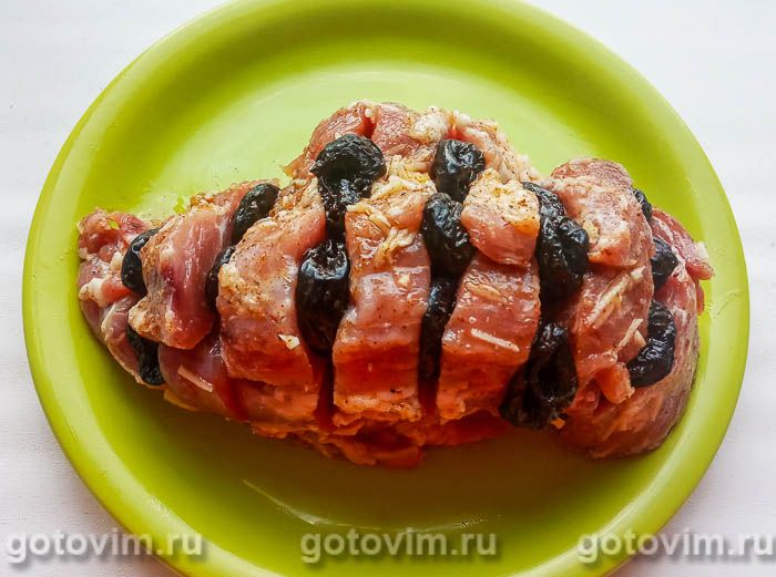 Запеченная свинина с черносливом и курагой рецепт
