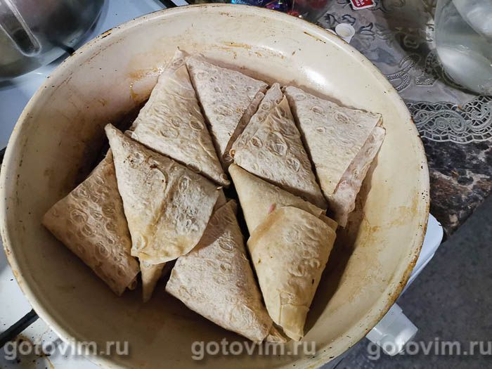 Лаваш с колбасой, сыром и помидорами на сковороде - 12 пошаговых фото в рецепте