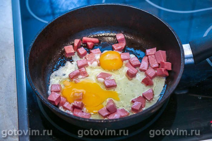 Яичница с колбасой и помидорами — пошаговый рецепт с фото