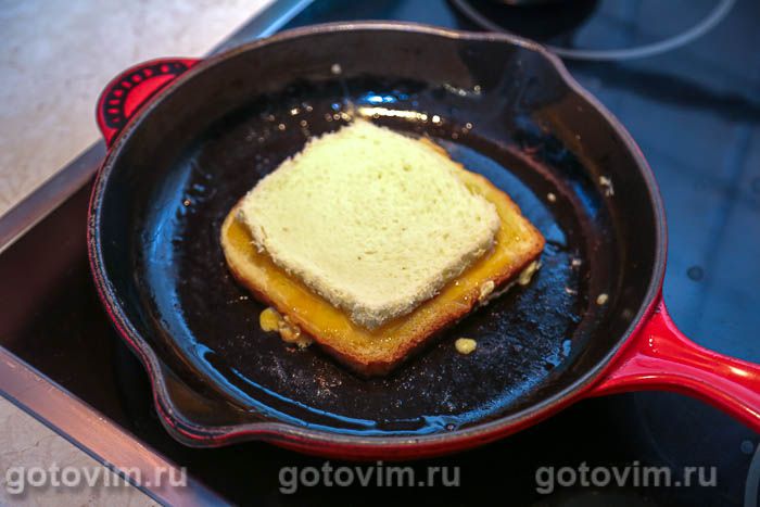 Пирог с сыром и сосисками