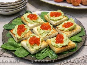 Закуска из авокадо со сливочным маслом и красной икрой