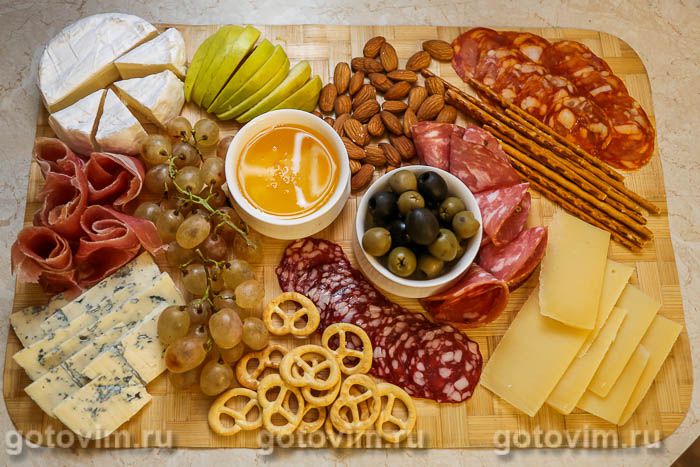   (Charcuterie board)    ,  08